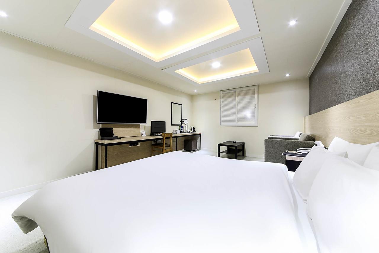 White Hotel Suwon Exterior photo