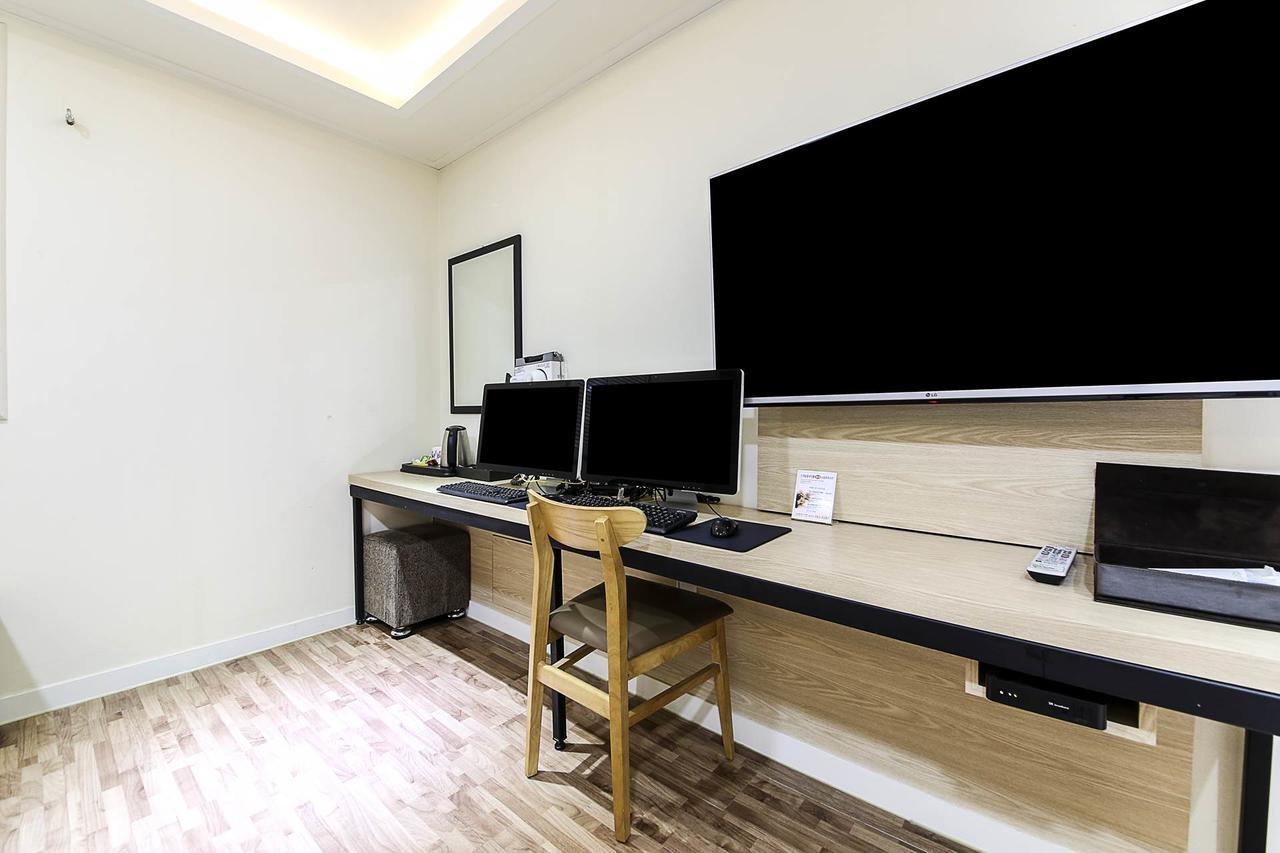 White Hotel Suwon Exterior photo