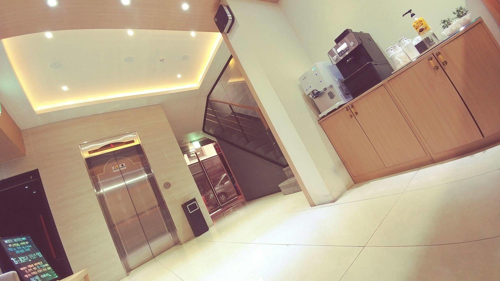 White Hotel Suwon Exterior photo
