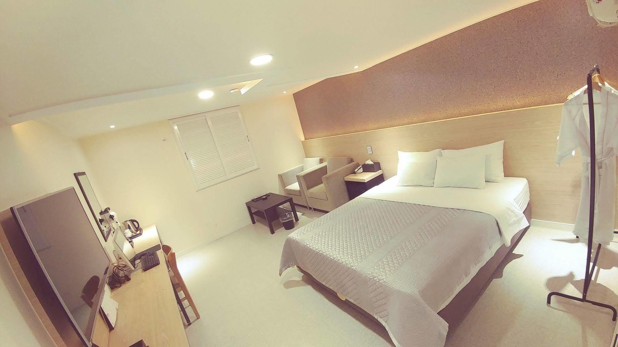 White Hotel Suwon Exterior photo