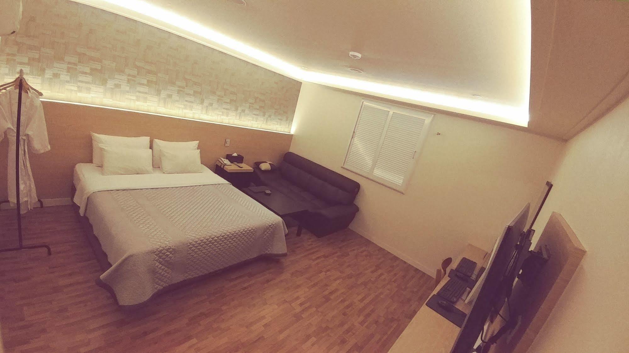 White Hotel Suwon Exterior photo