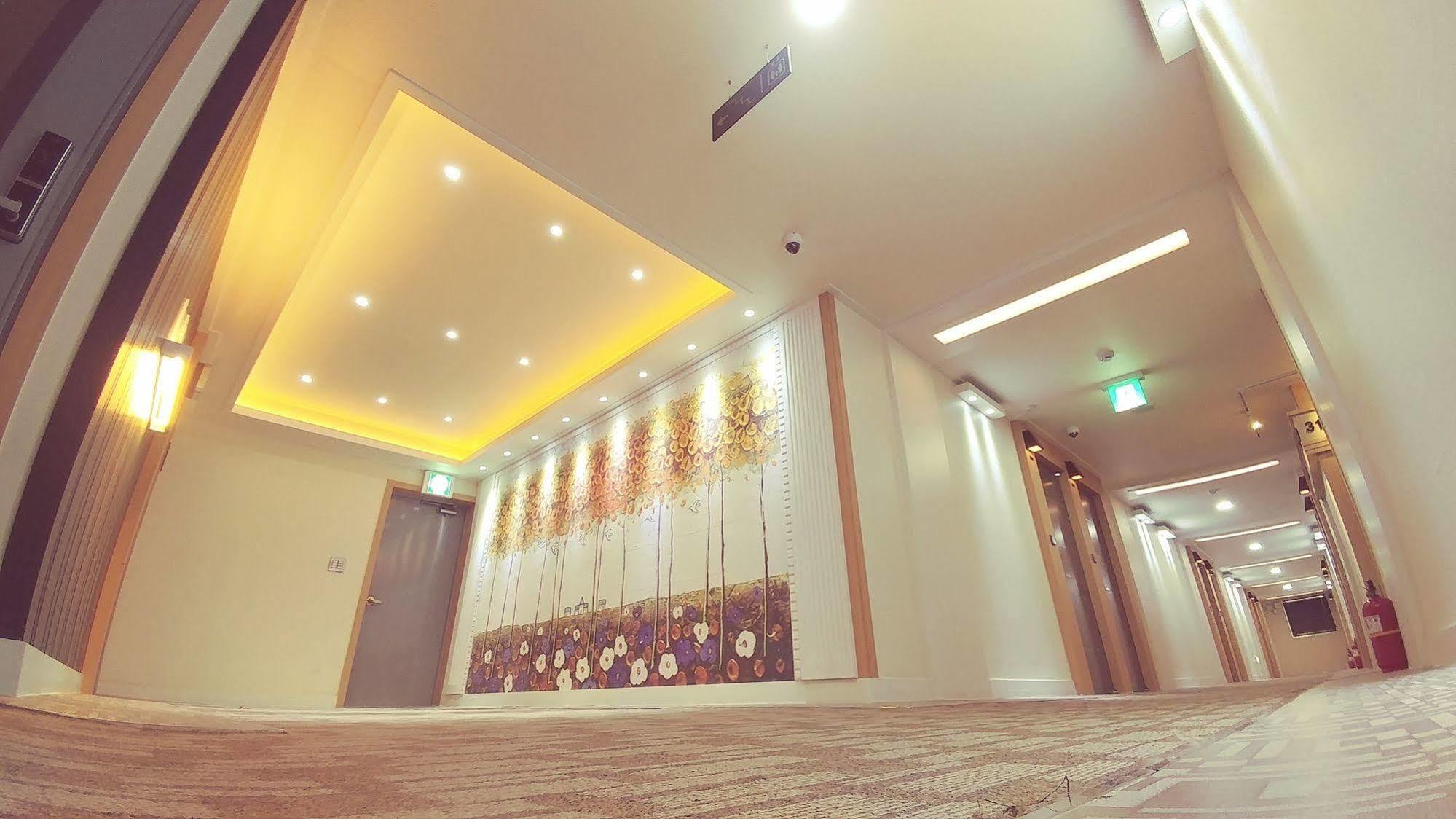 White Hotel Suwon Exterior photo