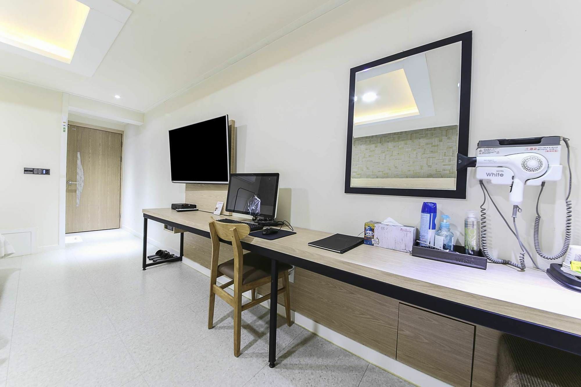 White Hotel Suwon Exterior photo